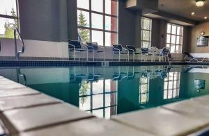 Piscina a Hampton Inn & Suites by Hilton Edmonton International Airport o a prop