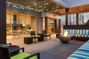 Un lugar para sentarse en Home2 Suites by Hilton West Edmonton