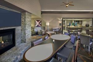 Homewood Suites by Hilton Columbia tesisinde bir oturma alanı