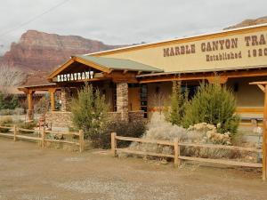 een gebouw met een bord voor een berg bij Marble Canyon Lodge in Marble Canyon