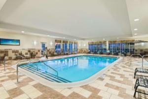 Poolen vid eller i närheten av Homewood Suites by Hilton Buffalo-Amherst