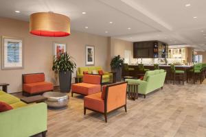 Un lugar para sentarse en Hilton Garden Inn Akron