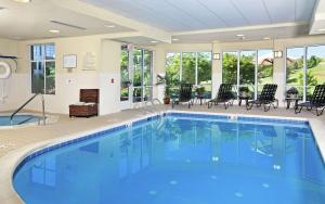 - une grande piscine d'eau bleue dans une chambre d'hôtel dans l'établissement Hilton Garden Inn Charlottesville, à Charlottesville