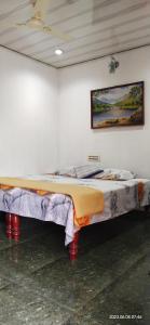 een groot bed in een witte kamer met afkeer bij Floral Homestay in Thekkady