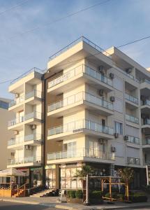 ein Apartmenthaus mit Balkon an der Seite in der Unterkunft Roxhensi in Shëngjin