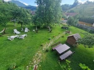 widok z góry na park z ławkami i stołami w obiekcie Pensiunea Anotimpuri by Casa Sandu w mieście Bran