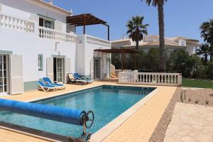 ein Pool vor einem Haus in der Unterkunft Stunning Villa with Pool & View near beach in Budens