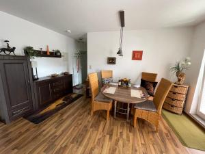 una sala da pranzo con tavolo e sedie in legno di Möblierte Wohnung für Geschäftsreisen/Ferienwohnung Plauen Stadtmitte a Plauen