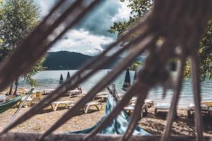 een uitzicht op een strand met stoelen en een waterlichaam bij Casa Laur cu plajă privată in Colibiţa