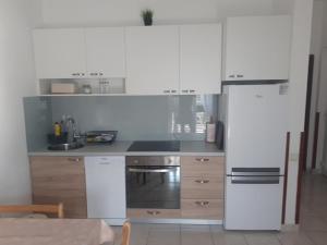 Pinezići apartman Niccole tesisinde mutfak veya mini mutfak