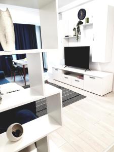 TV at/o entertainment center sa Global Residence