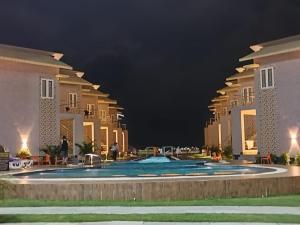 vista sulla piscina di notte di Parth King Beach Resort a Mandarmoni