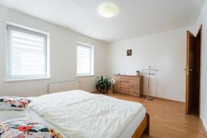 Una cama o camas en una habitación de Apartmány Frýda