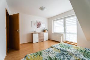 Una cama o camas en una habitación de Apartmány Frýda