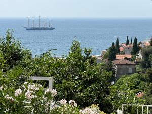 un barco en el océano con una ciudad y árboles en VISTA del MAR, en Piran