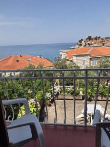 un balcón de una casa con vistas al océano en Apartments Andjus, en Sveti Stefan