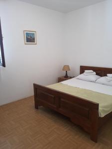 Un dormitorio con una cama y una lámpara. en Apartments Andjus, en Sveti Stefan