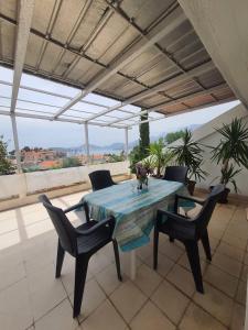 una mesa azul y sillas en un patio en Apartments Andjus, en Sveti Stefan