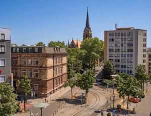 uma vista aérea de uma cidade com uma igreja em City Suite - 5 Min to HBF em Mannheim