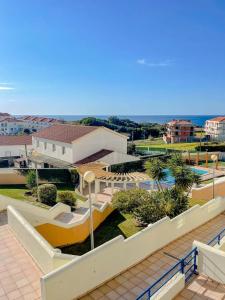 Peniche master bedroom with sea view balcony, private bathroom, shared kitchen, swimming pool, surfing resort 내부 또는 인근 수영장