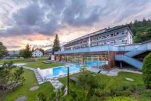 hotel z basenem i budynkiem w obiekcie Hotel-Restaurant Grimmingblick w mieście Bad Mitterndorf