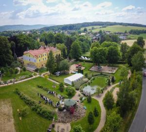 een luchtzicht op een park met een gebouw bij Bynovecký Zámeček in Bynovec