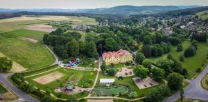 een luchtzicht op een herenhuis in een park bij Bynovecký Zámeček in Bynovec