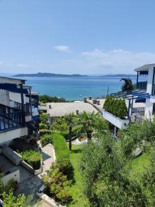 - une vue sur l'océan depuis le balcon d'une maison dans l'établissement Brilliance Apartments, à Ouranoupoli