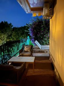 d'un canapé installé sur un balcon avec une table. dans l'établissement Vila Oliva, à Herceg-Novi