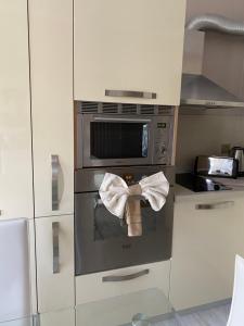 een keuken met een oven en een magnetron bij Iva Luxury Apartament in Ruse