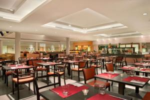 Restoran ili drugo mesto za obedovanje u objektu Hilton Garden Inn Rome Airport