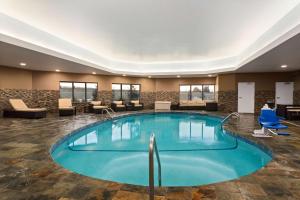 einen Pool in der Mitte einer Hotellobby in der Unterkunft Hampton Inn by Hilton Fort Smith in Fort Smith