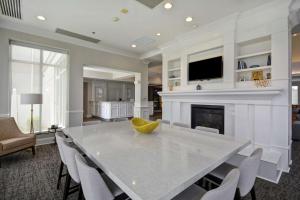 uma grande sala de estar com uma mesa e uma lareira em Hilton Garden Inn Gulfport - Biloxi Airport em Gulfport