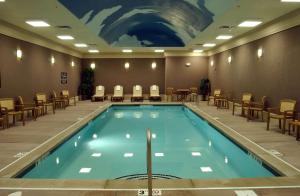 Kolam renang di atau dekat dengan Homewood Suites by Hilton Indianapolis Downtown