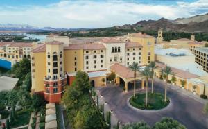 una vista aérea de una ciudad con edificios en Hilton Lake Las Vegas Resort & Spa, en Las Vegas