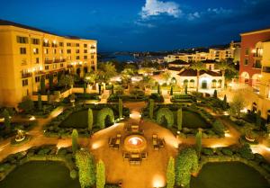 una vista aérea de un patio por la noche en Hilton Lake Las Vegas Resort & Spa, en Las Vegas