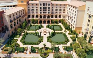 una vista aérea de un edificio con jardín en Hilton Lake Las Vegas Resort & Spa, en Las Vegas