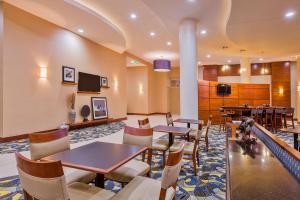 A seating area at Hampton Inn & Suites Owensboro Downtown Waterfront