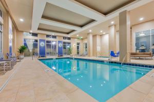 The swimming pool at or close to Hampton Inn & Suites Owensboro Downtown Waterfront