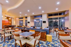 A seating area at Hampton Inn & Suites Owensboro Downtown Waterfront