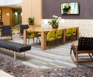 Prostor za sedenje u objektu DoubleTree Suites by Hilton Raleigh-Durham