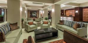 Embassy Suites by Hilton Alexandria Old Town पर बैठने की जगह