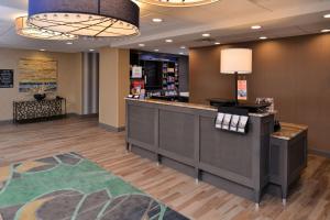 vestíbulo de un hotel con mostrador de recepción y farmacia en Hampton Inn Broussard-Lafayette, en Broussard