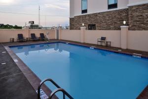 una gran piscina en la parte superior de un edificio en Hampton Inn Broussard-Lafayette, en Broussard