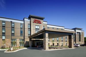 una rappresentazione della parte anteriore di un hotel di Hampton Inn & Suites Milwaukee West a West Allis