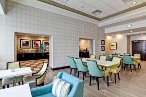 En sittgrupp på Hampton Inn & Suites by Hilton Saskatoon Airport