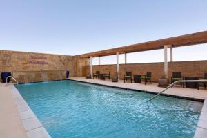 La alberca dentro o cerca de Home2 Suites by Hilton Lubbock