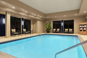 una grande piscina in una camera d'albergo di Hampton Inn & Suites Mount Joy/Lancaster West, Pa a Manheim