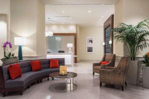 Зона вітальні в Hilton Garden Inn Miami Dolphin Mall