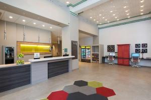 una hall di un negozio con bancone e sedie di Home2 Suites by Hilton Indianapolis Downtown a Indianapolis